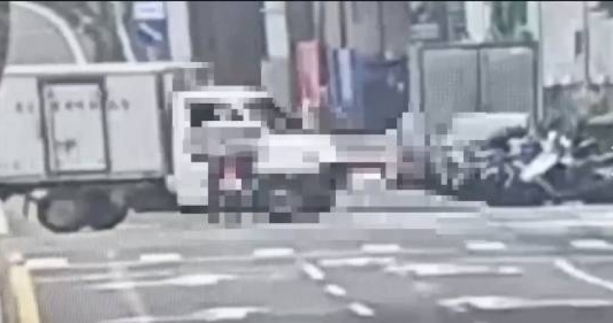 北市萬華環河南路二段與長順街口27日下午發生一起瓦斯行外送員遭轉彎小貨車撞飛身亡事故。(圖／翻攝畫面)
