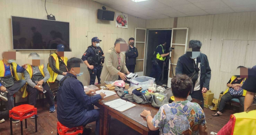 桃園市中壢區警方破獲藏身無門牌鐵皮屋內的推筒子職業賭場，逮捕20人並查扣22萬元賭資。（圖／翻攝畫面）