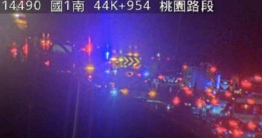 國道1號五楊高架南向45.3公里桃園路段，今天（3日）晚間6時許發生嚴重連環車禍。（圖／翻攝自國道即時影像）