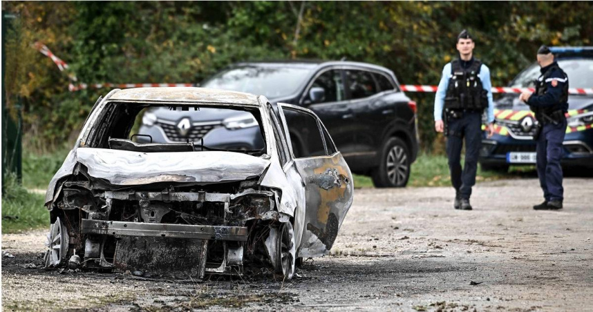事件發生後，犯案男子試圖縱火焚燒自己的汽車。（圖／達志／美聯社）