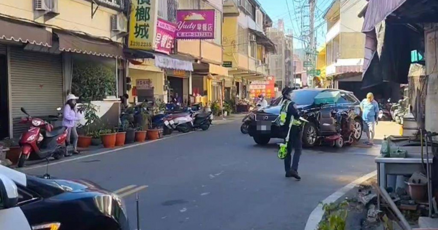 南投縣埔里鎮發生死亡車禍，外籍女看護騎電動醫療代步車載99歲阿嬤返家途中，在路口與休旅車碰撞，阿嬤摔倒頭部受創送醫不治。（圖／翻攝畫面）