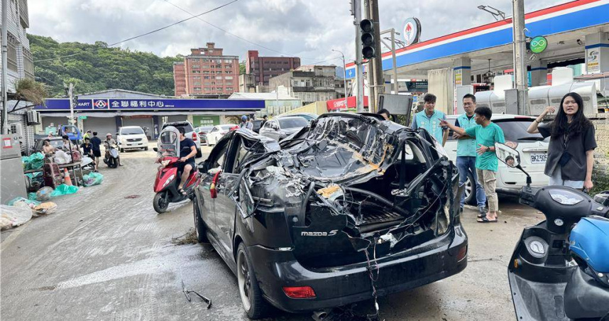 軍方出動AAV7兩棲突擊車涉水救援時，不慎壓毀兩輛民眾車輛。（圖／報系資料庫）