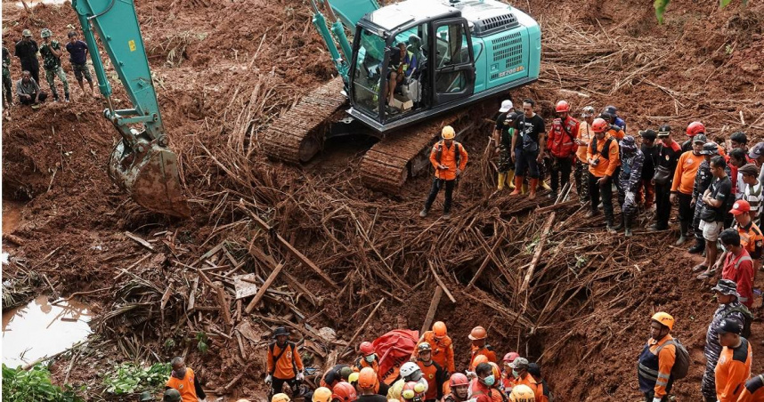 救援人員於芝拉扎縣持續搜尋受困民眾。（圖／達志／路透社）