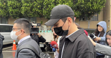 藝人王大陸涉找「閃兵集團」逃兵，今（18）日新北地方法院首度開庭審理，王大陸當庭鞠躬道歉認罪，表示是「因無知犯下的錯誤」。（圖／中時記者柯毓庭攝）