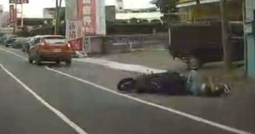 轎車右切靠邊後方騎士離奇自摔滑倒。（圖 ／翻攝畫面）