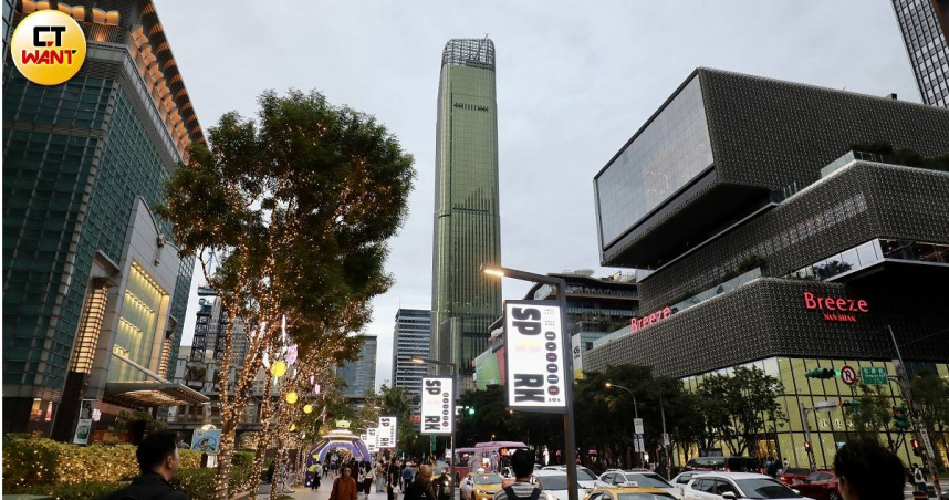 信義計畫區向來是五星飯店一級戰區，包括洲際、四季及凱悅旗下柏悅酒店，3大奢華飯店品牌紛紛喊出將於2026年開幕。圖中建築為柏悅酒店的「台北天空塔」。（圖／方萬民攝）