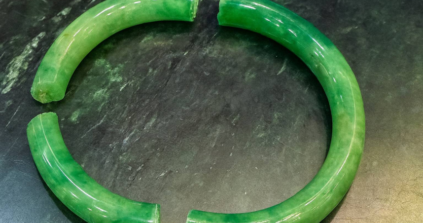 玉鐲裂成三截。（圖／翻攝臉書／葉樹姍 Fan Club）