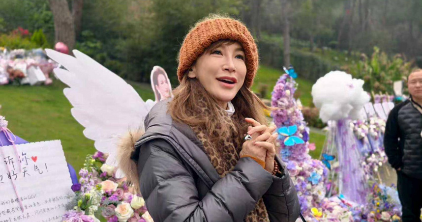 李玟二姊Nancy今天下午前往武漢市石門峰紀念公園緬懷妹妹。（圖／李玟二姊Nancy提供）