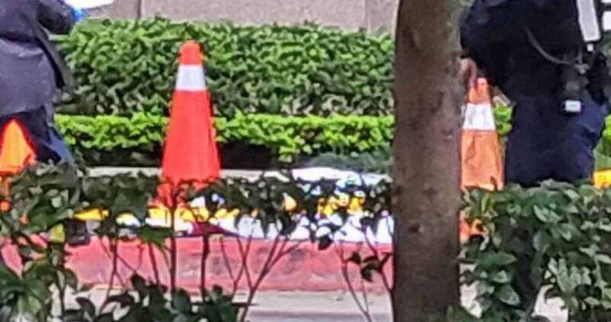 桃園藝文特區一處豪宅社區26日清晨發生墜樓事件，65歲婦人倒臥人行道身亡，警方封鎖現場採證。（圖／翻攝臉書社團桃園大小事）