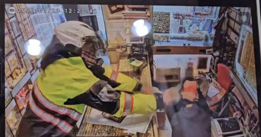 桃園市中正路上一間銀樓29日驚傳有男子穿警用雨衣搶銀樓。（圖／翻攝畫面）