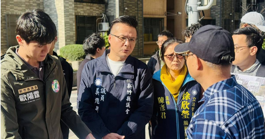 新竹縣議員吳旭智（左2）等人近日為了一起車禍奪命案重回案發現場希望找到優化交通安全的解方。（圖／翻攝自吳旭智臉書）