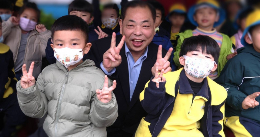 陳見賢與孩童合影留念。（圖／陳見賢辦公室提供）