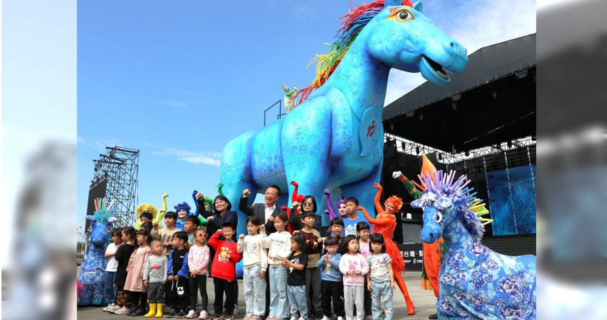 10米高巨型雨馬震撼登場，親子劇燈光秀齊發點亮嘉義。（圖／嘉義縣政府）