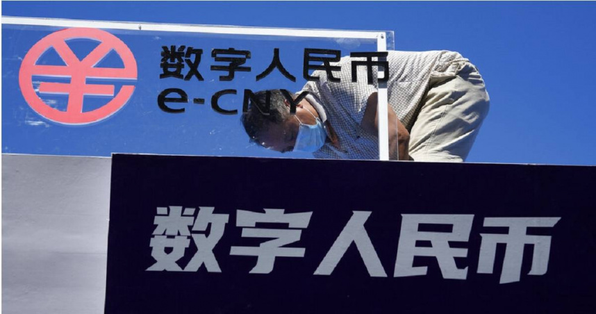 北京當局為擴大數位人民幣（e-CNY）的採用規模，如今正準備將另外12家商業銀行，納入由中央銀行支持的數位貨幣體系之中。（圖／達志／美聯社）