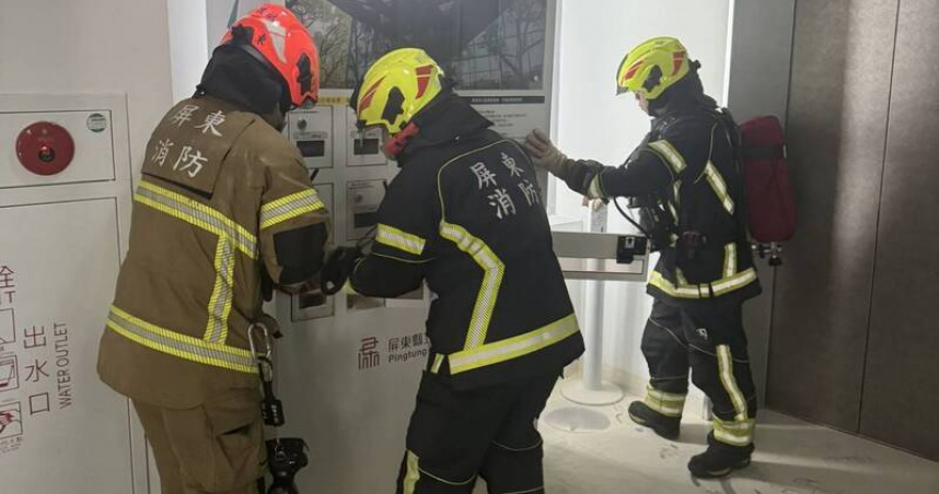 屏東縣立圖書館總館3月28日下午3樓公共充電設備冒煙，館方緊急疏散讀者，消防人員到場處理，無人受傷。（圖／屏東縣消防局提供）