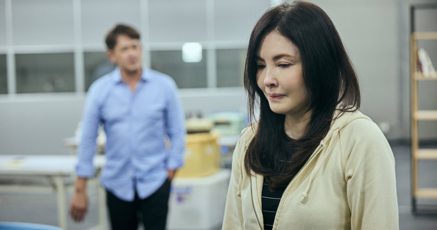 何如芸在劇中背出當年的結婚誓言必哭。（圖／艾彼新創股份有限公司提供）