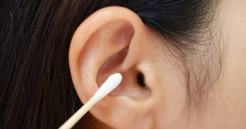 醫師提醒，別用棉花棒挖耳朵，以免將耳屎越推越深造成不適。（示意圖／翻攝自photoAC）