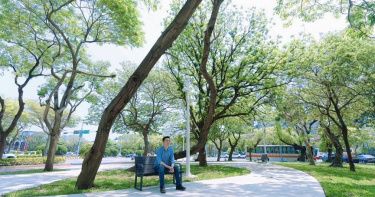 新竹縣竹北市長鄭朝方（圖）開箱甫優化對外開放的竹北市西公園。（圖／翻攝自竹北市公所媒體群組）