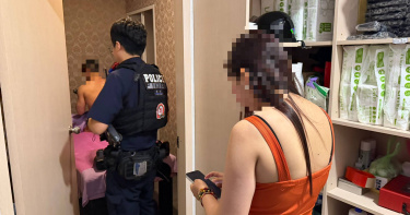 蘆洲某養生館暗藏春色，警方14日登門斷水斷電，現場還有女子正提供半套性交易。（圖／翻攝畫面）