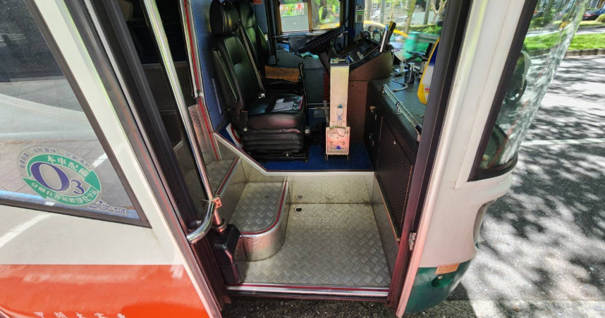 北市公車起步事故！　9旬翁沒站穩慘摔無生命跡象急送醫