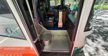 北市17日驚傳公車起步事故，一名90歲張姓老翁疑似未站穩，公車司機即起步，導致老翁慘摔，無生命跡象。（圖／翻攝畫面）