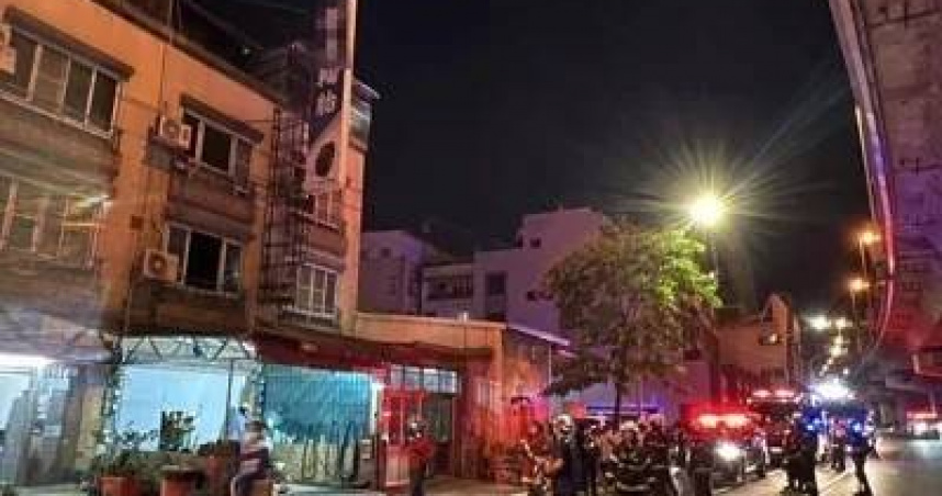 輪胎行深夜陷火海！4層透天狂燒一小時「百萬貨品全毀」　屋主崩潰：不知怎向客戶交代