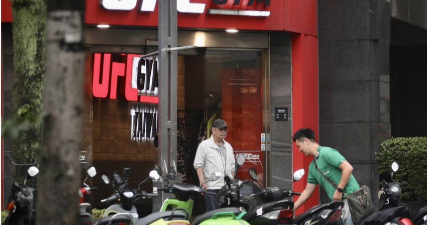 吳乃仁遭法院拘提未果期間，被目擊現身台北市街頭，在司機接送下前往兒子經營的健身房。（圖／ftnn 鋒燦提供）