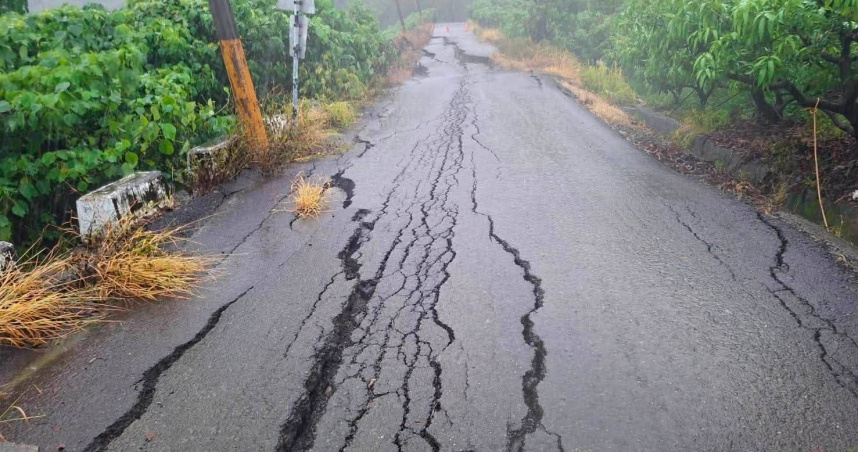 受連日豪雨影響，屏東縣春日鄉多處道路受損。（圖／翻攝自臉書，春日鄉公所）