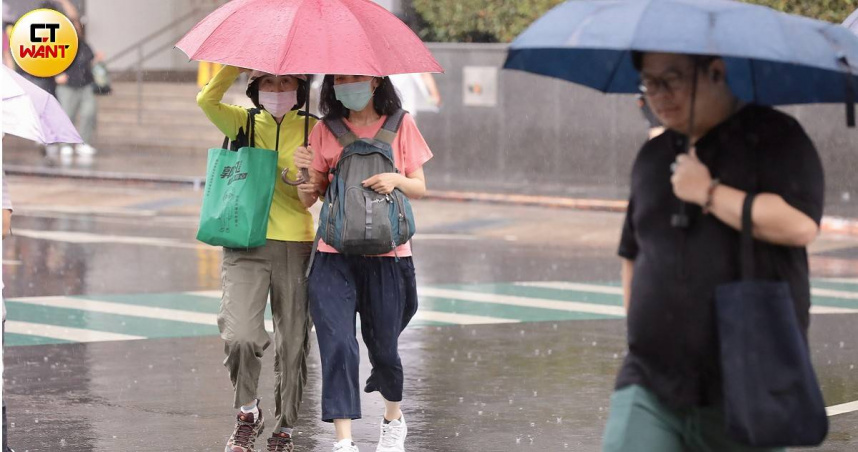入秋首波東北季風預計9日起增強，北部、東半部降雨增加，早晚氣溫也將略降。（示意圖／黃耀徵攝）
