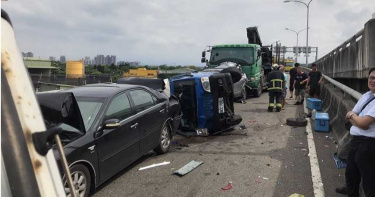 國道1號南下8車連環撞 2人送醫幸無大礙