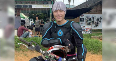 唐振剛騎車倒退嚕糗撞安全島 鳳梨葉扎屁股猛彈跳