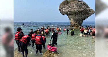 小琉球旅客拿「海參插海膽」嬉鬧!網氣炸:不懂尊重別出門