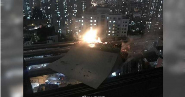 兒頑皮難教…暴躁父竟燒作業簿還丟下樓險釀災 網友:能理解爸爸心情