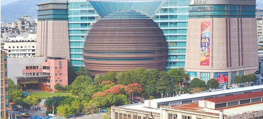 民眾黨主席柯文哲被檢舉在台北市長任內，將京華城土地容積率提高至840％，疑涉嫌圖利。