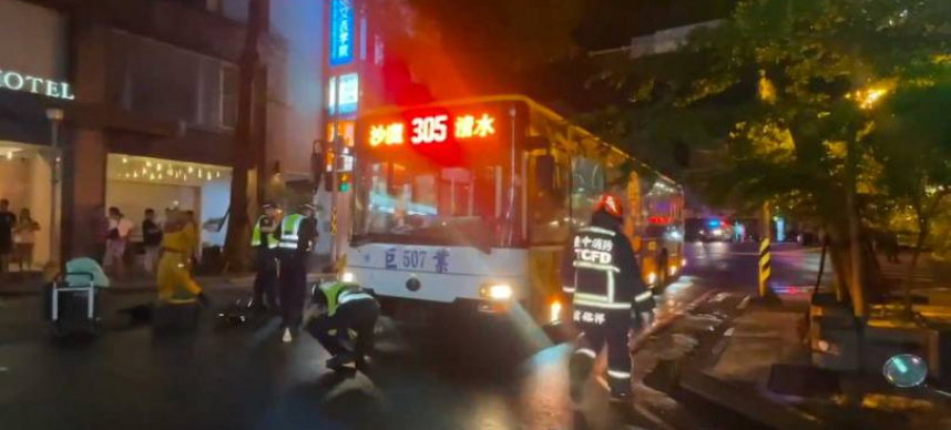 台中市中區22日晚間9點多發生一起公車撞行人的車禍，2名東海大學女學生走路行經中山路、綠川東街口時，遭巨業客運305公車因不明原因直接撞上，其中1人被捲入車輪下傷重不治。