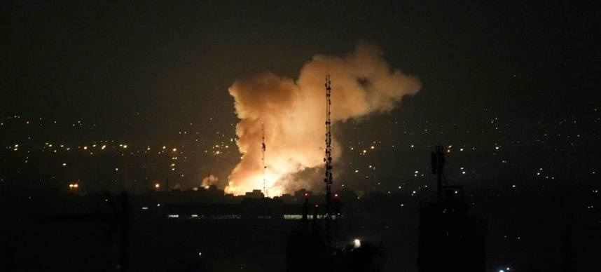 以色列空軍在13日凌晨空襲了伊朗首都德黑蘭，伊朗則於當日深夜對以色列發動大規模飛彈報復行動，兩國互打，衝突升溫。