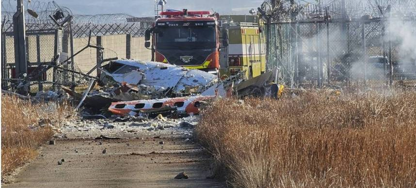 南韓濟州航空驚傳重大事故！一架班機在全羅南道務安國際機場降落時突失控撞上跑道外牆。