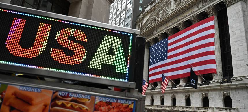 美國總統川普於美東時間2日宣布，將在5日對所有進口商品課徵10%基準關稅，並在9日對60個特定貿易夥伴加徵額外的對等稅率，消息一出立即重挫全球金融市場，就連川普的部分商業盟友也因此承受巨額損失。